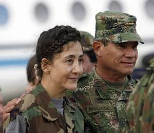 El general Padilla junto a Betancourt. (Foto: EFE)