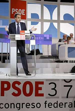 Zapatero, durante su discurso en el congreso federal del PSOE: (Foto: EFE)