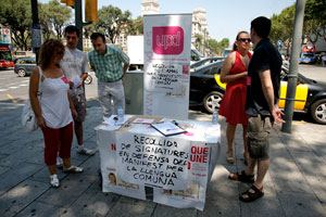 Mesa en la que se recogen las firmas de apoyo al manifiesto del castellano. (Foto: Santi Cogolludo)