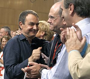 Zapatero es felicitado por el presidente del PSOE, Manuel Chaves. (Foto: EFE)