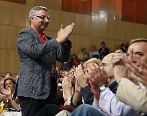 JoseBlanco aplaude tras ser elegido como nuevo vicesecretario general. (Foto: EFE)