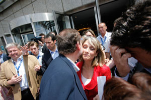 Rajoy se despide de Nebrera poco antes de subirse al coche. (Foto Santi Cogolludo)