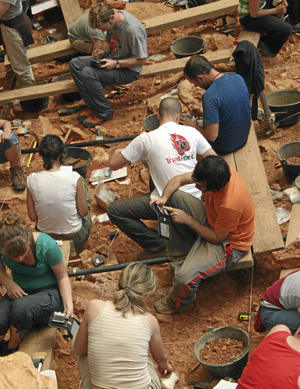 Paleontólogos utilizando las PDA en el yacimiento de la Gran Dolina (Foto: IBERMÁTICA)