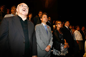 Carod entona 'Els Segadors' durante un acto en defensa del 'Estatut'. (Foto: Rudy)