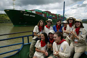 Dos monitoras y siete expedicionarios navarros posan con pauelos de San Fermn durante la travesa por el Canal de Panam.
