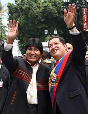 Evo Morales, junto a Hugo Chvez, este domingo. (Foto: AFP)