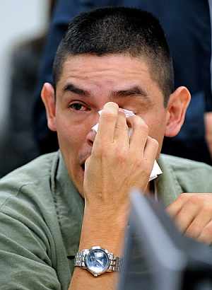 Uno de los militares llora al recordar su historia en Radio Caracol. (Foto: EFE)