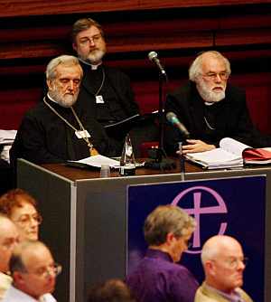 El arzobispo de Canterbury, a la derecha, durante el Snodo. (Foto: EFE)