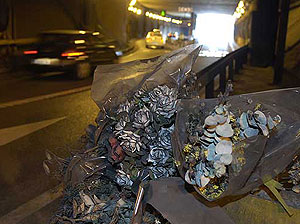Imagen de ramos de flores colocados tras un accidente mortal en el tnel de Maria de Molina. (Paco Toledo)