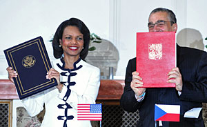 Rice y su homlogo checo muestran el acuerdo bilateral tras firmarlo. (Foto: AFP)