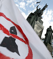 Protestas contra el acuerdo en la Plaza Wenceslao, centro de Praga. (EFE)