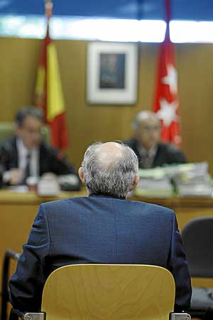 El comisario Miguel ngel Santano, de espaldas, sentado en el banquillo de los acusados de la Audiencia de Madrid. (Foto: Carlos Barajas)