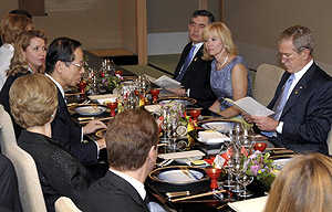 Los lderes del G8, durante la cena. (Foto: AP)