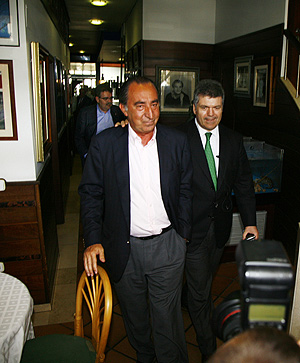 Juan Villalonga, acompaado por Enrique Lucas y seguido por Juan Soler, abandona el restaurante donde ha acordado su incorporacin como gestor del Valencia CF. (Foto: Vicent Bosch)