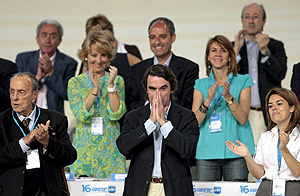 Aznar es aplaudido junto a los dirigentes del partido tras su intervencin en el XVI Congreso Nacional del PP: (Foto: EFE)
