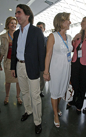 El matrimonio Aznar a su llegada al Congreso del PP. (Foto: EFE)