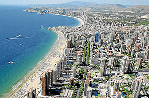 Vista aérea de la playa de Benidorm, en la provincia de Alicante. (Foto: Lesli Hevesi)