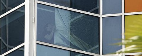 Un hombre cubre una de las ventanas del hospital. (Foto: AP)