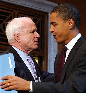 Los senadores rivales se saludan en el Capitolio a comienzos de 2007. (Foto: AP)