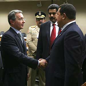Chvez y Uribe, durante un encuentro en Brasil el pasado mes de mayo. (Foto: REUTERS)