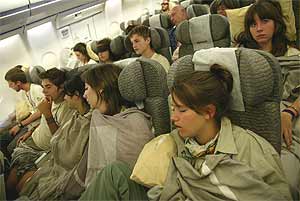 Varios ruteros duermen durante el vuelo entre Panam y Espaa. (Foto: ngel Colina)