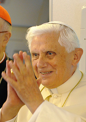 Benedicto XVI, en la rueda de prensa que ofreci en el mismo avin. (Foto: AFP)