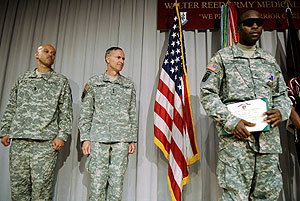 El soldado estadounidense recibe la medalla 'Corazn Prpura' tras ser herido en Irak. (Foto: EFE)
