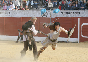 Dos gladiadores se enfrentan en el 'circo romano' durante la celebracin de los orgenes de Herrera de Pisuerga. (Foto: MANUEL BRGIMO)