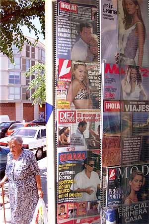 Varios ejemplares de revistas del 'corazn', expuestos en un quiosco. (Foto: NGEL CASAA)