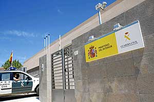 Un coche patrulla entra en el puesto de la Guardia Civil de San Agustn de Guadalix, ayer, donde estuvieron los 10 detenidos. (Foto: Gonzalo Arroyo)