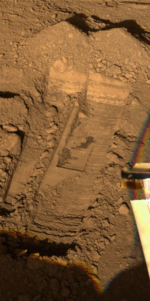Huellas producidas por la sonda 'Phoenix' al excavar en la superficie de Marte (Foto: AFP)