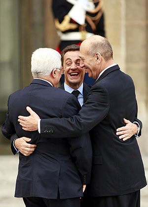 Mahmoud Abbas, Nicolas Sarkozy y Ehud Olmert, en el Palacio del Elseo, en Pars. (Foto: AP)