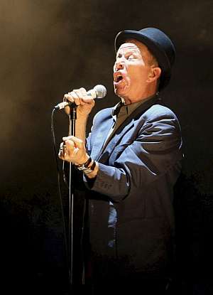 El artista estadounidense Tom Waits, durante su actuacion de esta noche en el Auditorio del recinto del Forum. (Foto: EFE)
