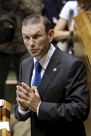 El 'lehendakari', Juan Jos Ibarretxe, en una comparecencia en el Parlamento vasco. (Foto: EFE)