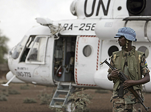 Un soldado de la misin de la ONU en Darfur custodia un helicptero. (Foto: Reuters)