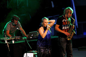 Parov Stelar, con su ordenador, junto a la cantante del grupo, Eva Kampler. (Foto: EFE)