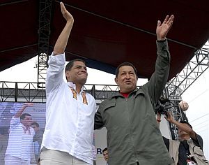 El presidente de Ecuador (izqda,), junto a Hugo Chvez. (Foto: AP)