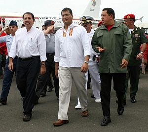 Ortega, junto a Correa y Chvez. (Foto: AFP)