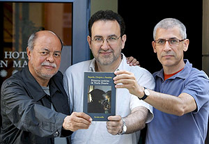 De izqa. a dcha, Jos Manuel Fajardo, Antonio Sarabia y Jos Ovejero, autores de la novela 'Primeras noticias de Noela Duarte'. (Foto: EFE)