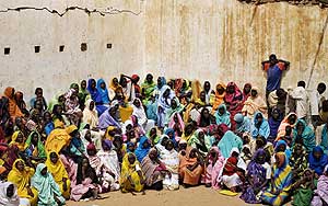 Refugiados de Darfur esperan ante un centro de ayuda en el campo de Djabal. (Foto: Finbarr O'Reilly / REUTERS)