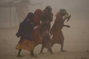 Refugiados de Darfur caminando en medio de una tormenta de arena. (Foto: REUTERS)