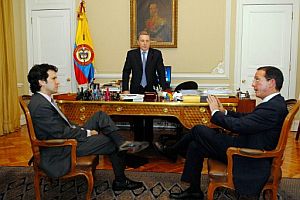 El ministro colombiano de Relaciones Exteriores entrante, Jaime Bermdez (i.), y el saliente, Fernando Arajo (d.), en una reunin con el presidente Uribe. (Foto: EFE)