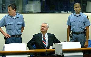 Slobodan Milosevic, durante el juicio por crmenes de guerra, en febrero de 2000. (Foto: PAUL VREEKER / AP)