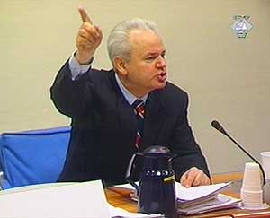 Milosevic, respondiendo a preguntas del Tribunal. (Foto: EL MUNDO)