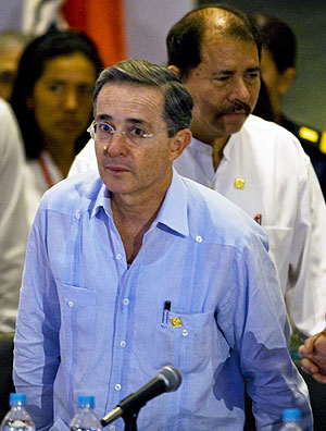lvaro Uribe, presidente de Colombia, junto a su homlogo de Nicaragua, Daniel Ortega. (Foto: AFP)