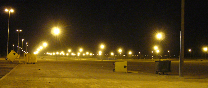 Vista del aparcamiento del 'Rock in Rio Madrid', cuya iluminacin es como la de un campo de ftbol. (Foto: J.L.M).