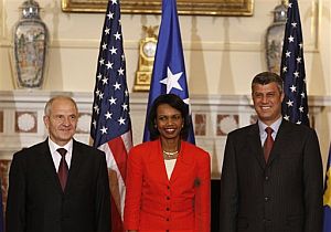 Rice, con Sedju (izq.) y Thaci (dcha.) en el Departamento de Estado de EEUU. (Foto: AP)