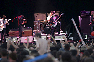 Pete Doherty sedujo a los miles de 'fibers' que se congregaron para seguir su concierto. (Foto: EFE)