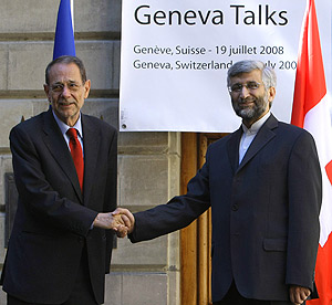 Saludo entre el jefe de la diplomacia europea, Javier Solana, y el negociador iran para la cuestin nuclear, Saeed Jalili. (Foto: AP)