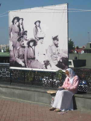 Una mujer descansa junto a un retrato de los ltimos zartes Romanov en Yekaterimburgo. (Foto: D. U.)